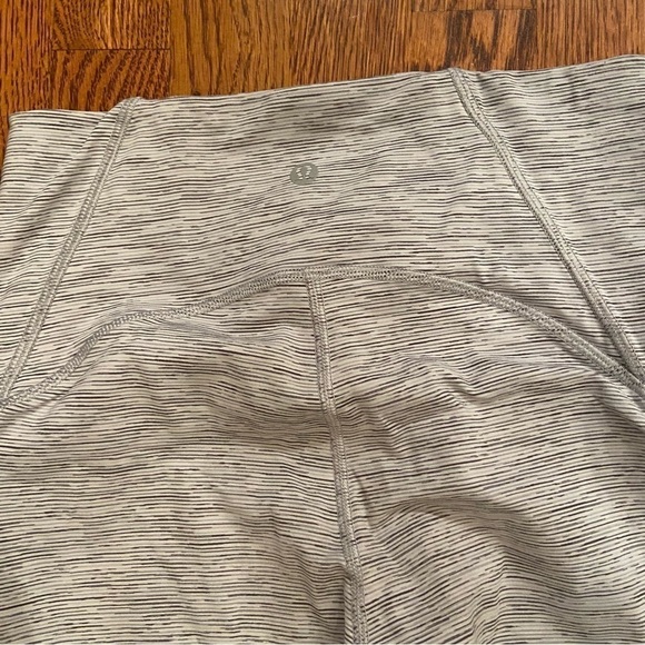 Lululemon womens capri leggings light gray high waisted size 6 - Picture 8 of 8